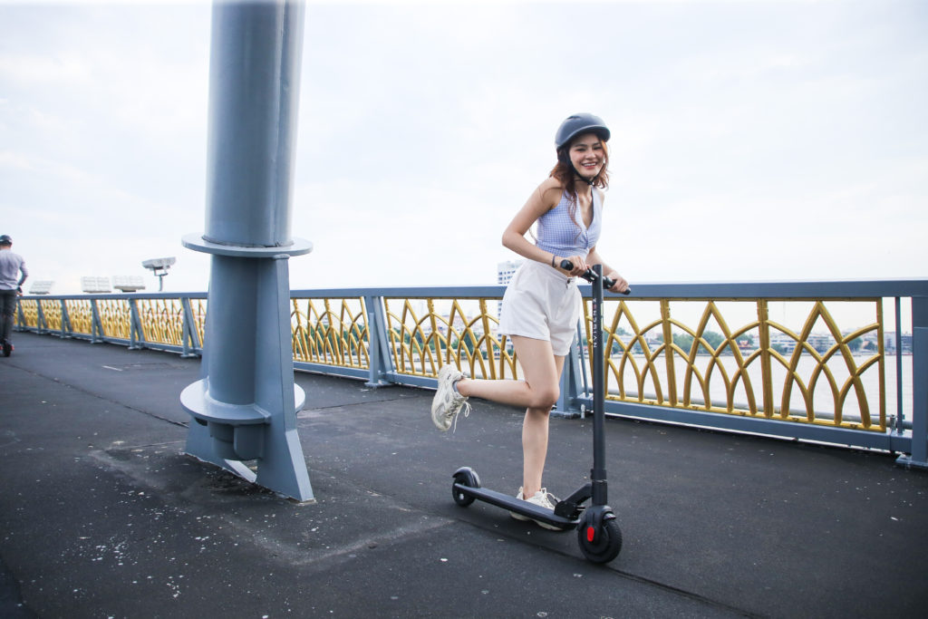 在曼谷，骑电动滑板车可以享受顺畅的路况