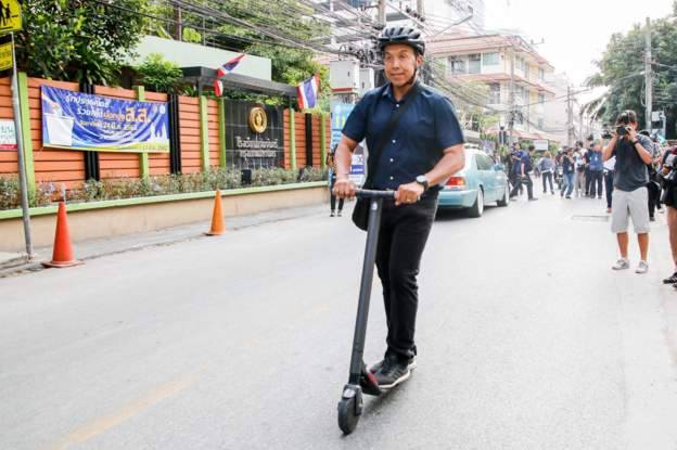 泰国曼谷府尹乍查特骑电动滑板车前往投票站